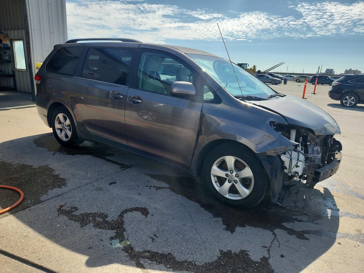 2014 TOYOTA SIENNA LE 8-PASSENGER photo 4
