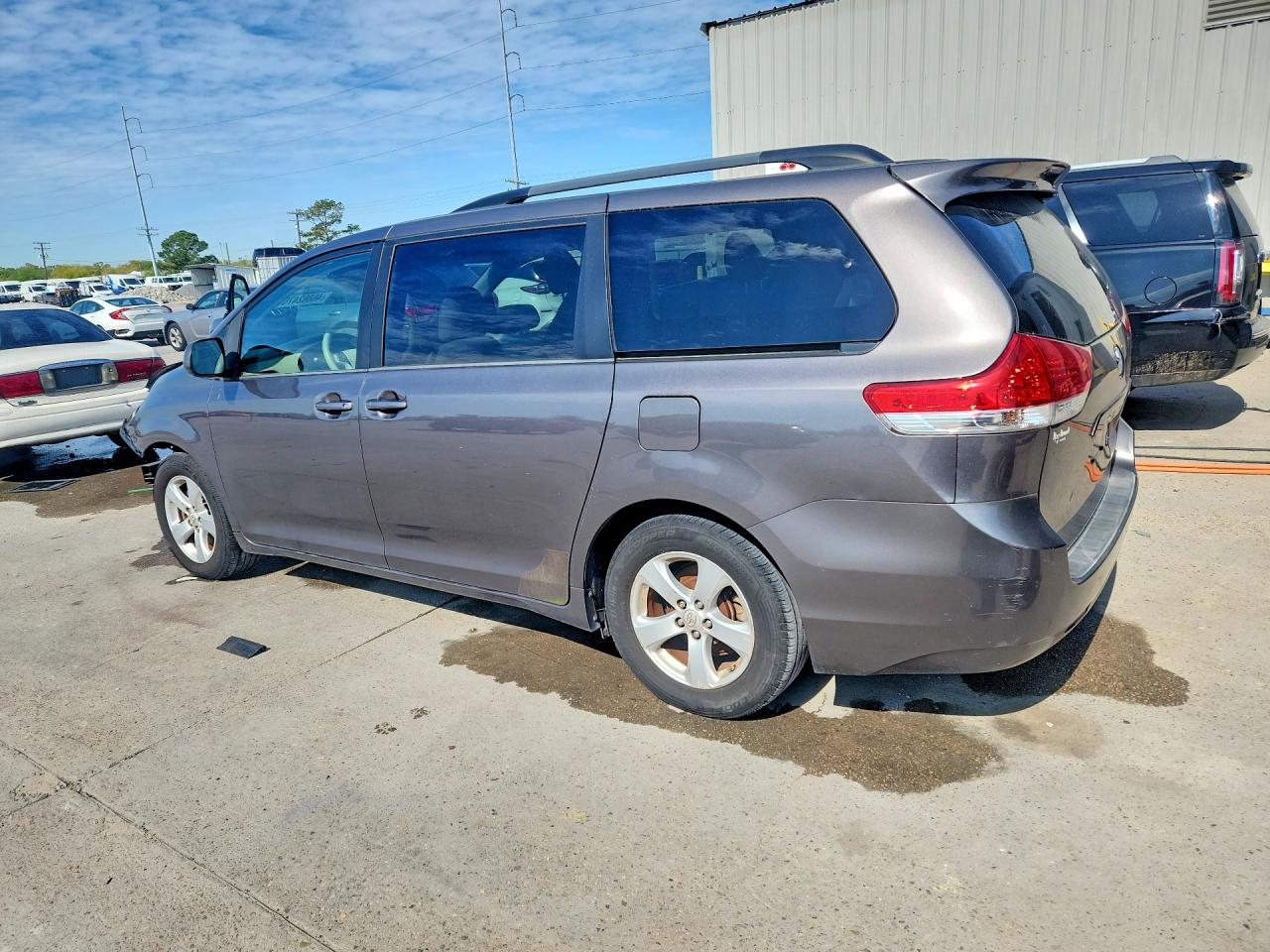 2014 TOYOTA SIENNA LE 8-PASSENGER photo 2