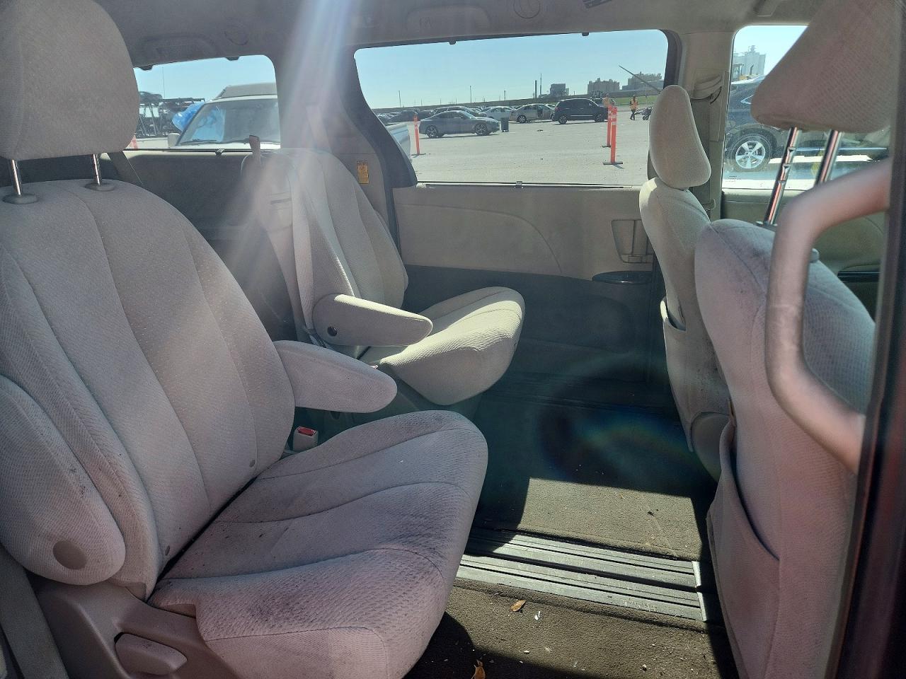 2014 TOYOTA SIENNA LE 8-PASSENGER photo 11