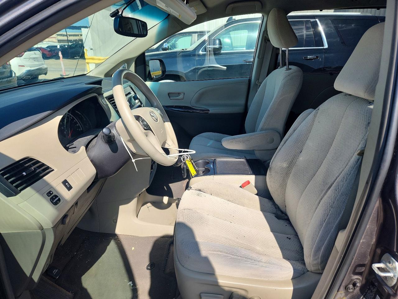 2014 TOYOTA SIENNA LE 8-PASSENGER photo 7
