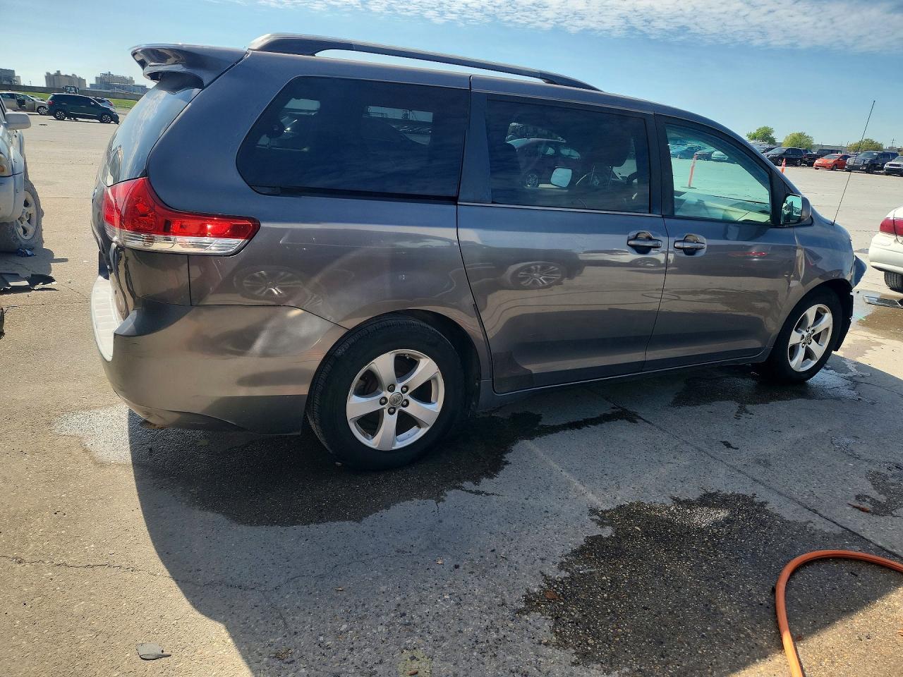 2014 TOYOTA SIENNA LE 8-PASSENGER photo 3