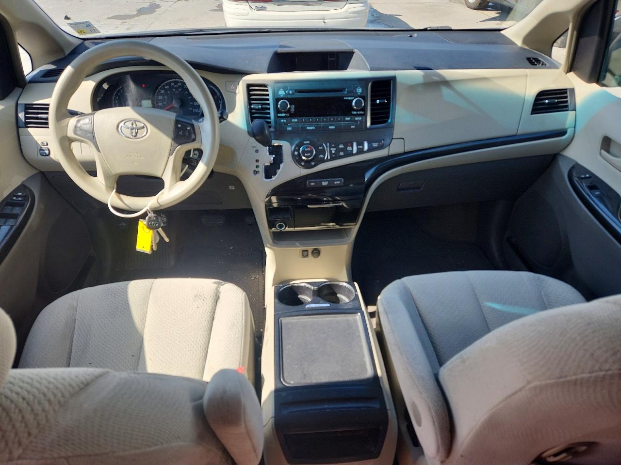2014 TOYOTA SIENNA LE 8-PASSENGER photo 8