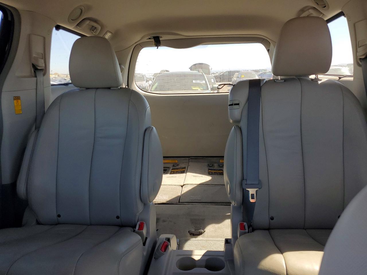 2014 TOYOTA SIENNA XLE 8-PASSENGER photo 10