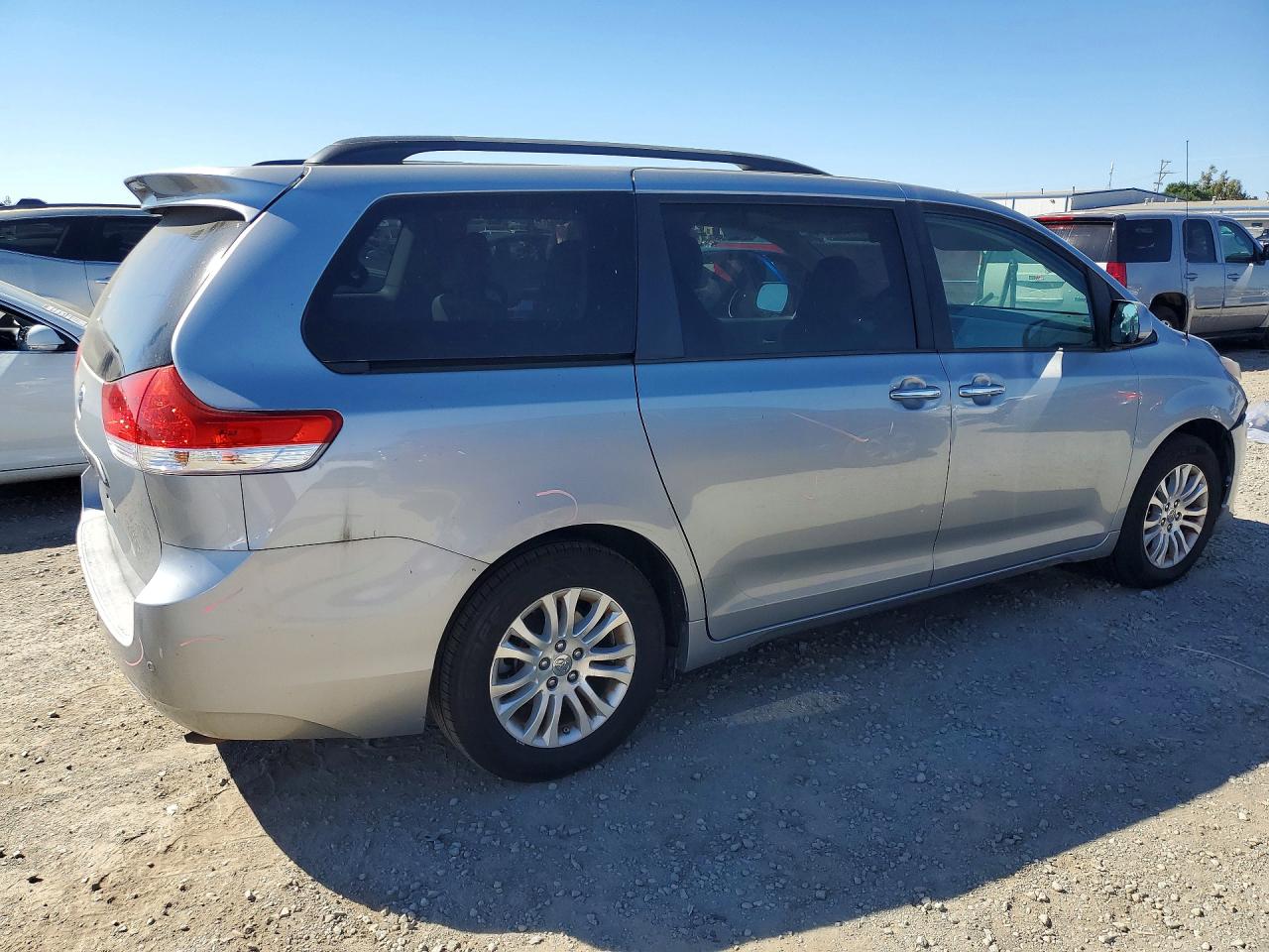 2014 TOYOTA SIENNA XLE 8-PASSENGER photo 3