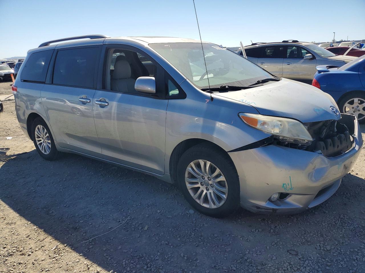 2014 TOYOTA SIENNA XLE 8-PASSENGER photo 4