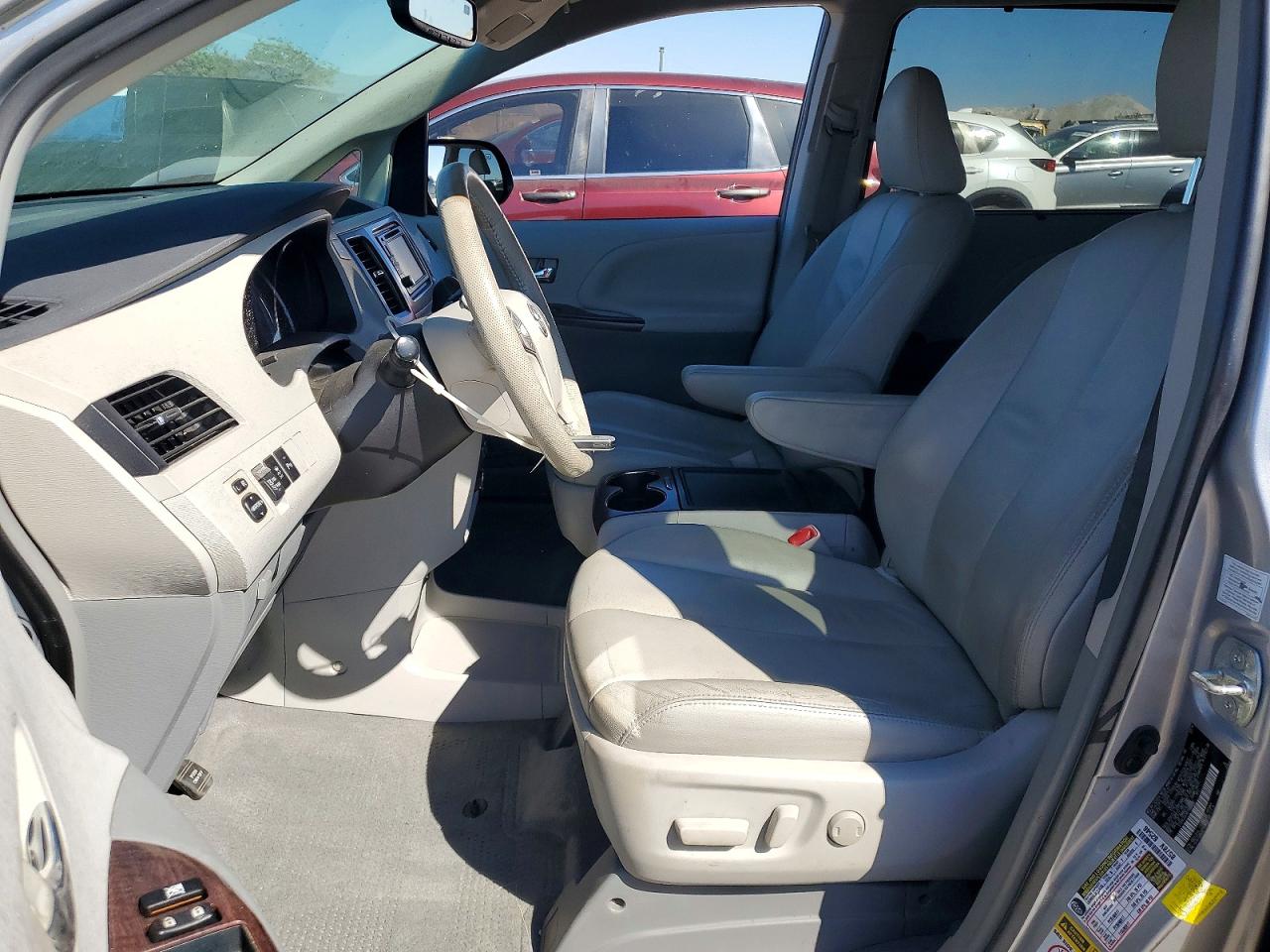 2014 TOYOTA SIENNA XLE 8-PASSENGER photo 7