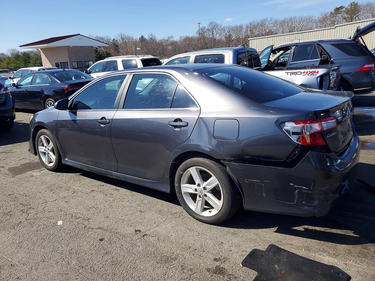 2013 TOYOTA CAMRY SE photo 2