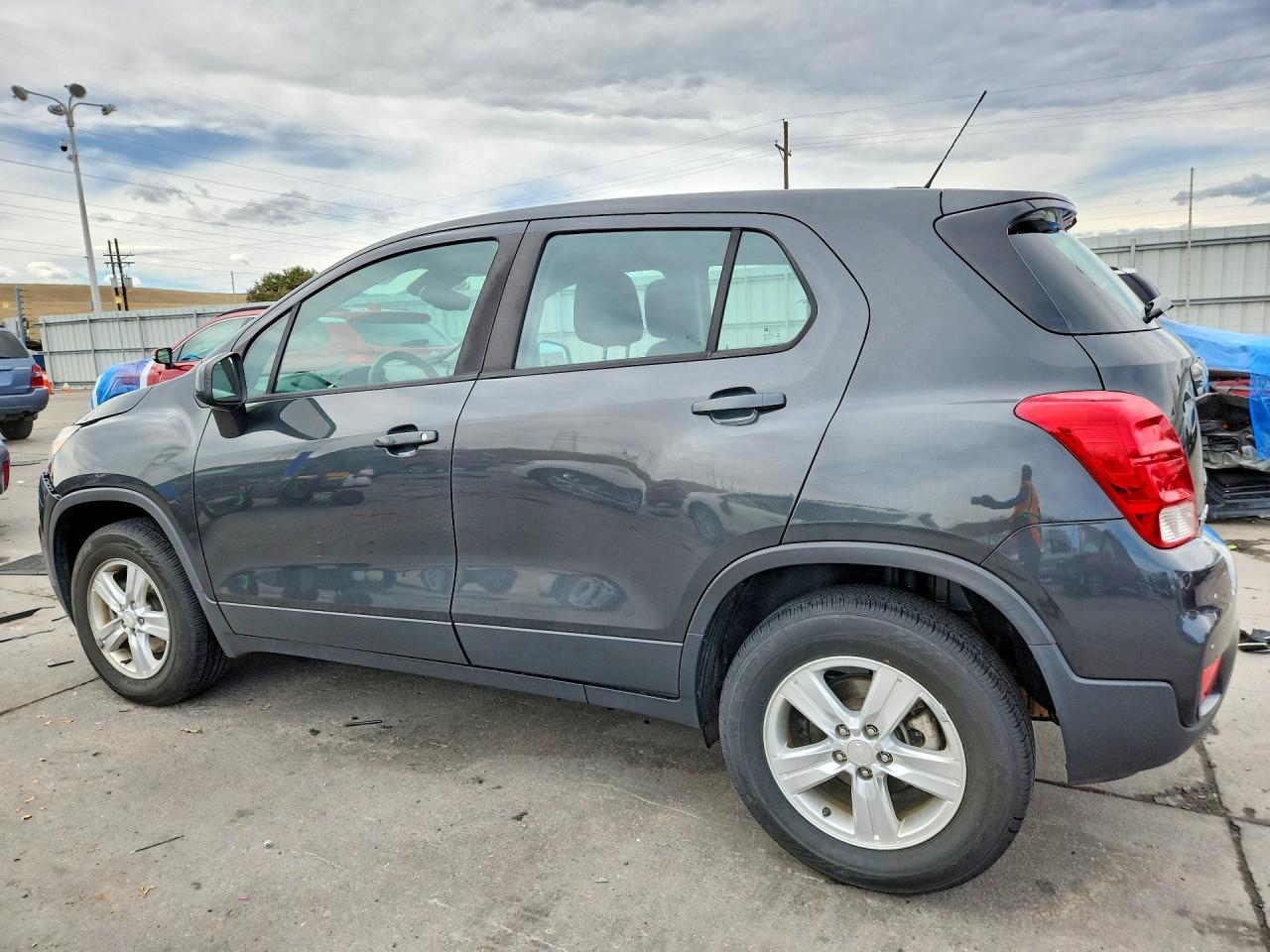 2019 CHEVROLET TRAX LS photo 2