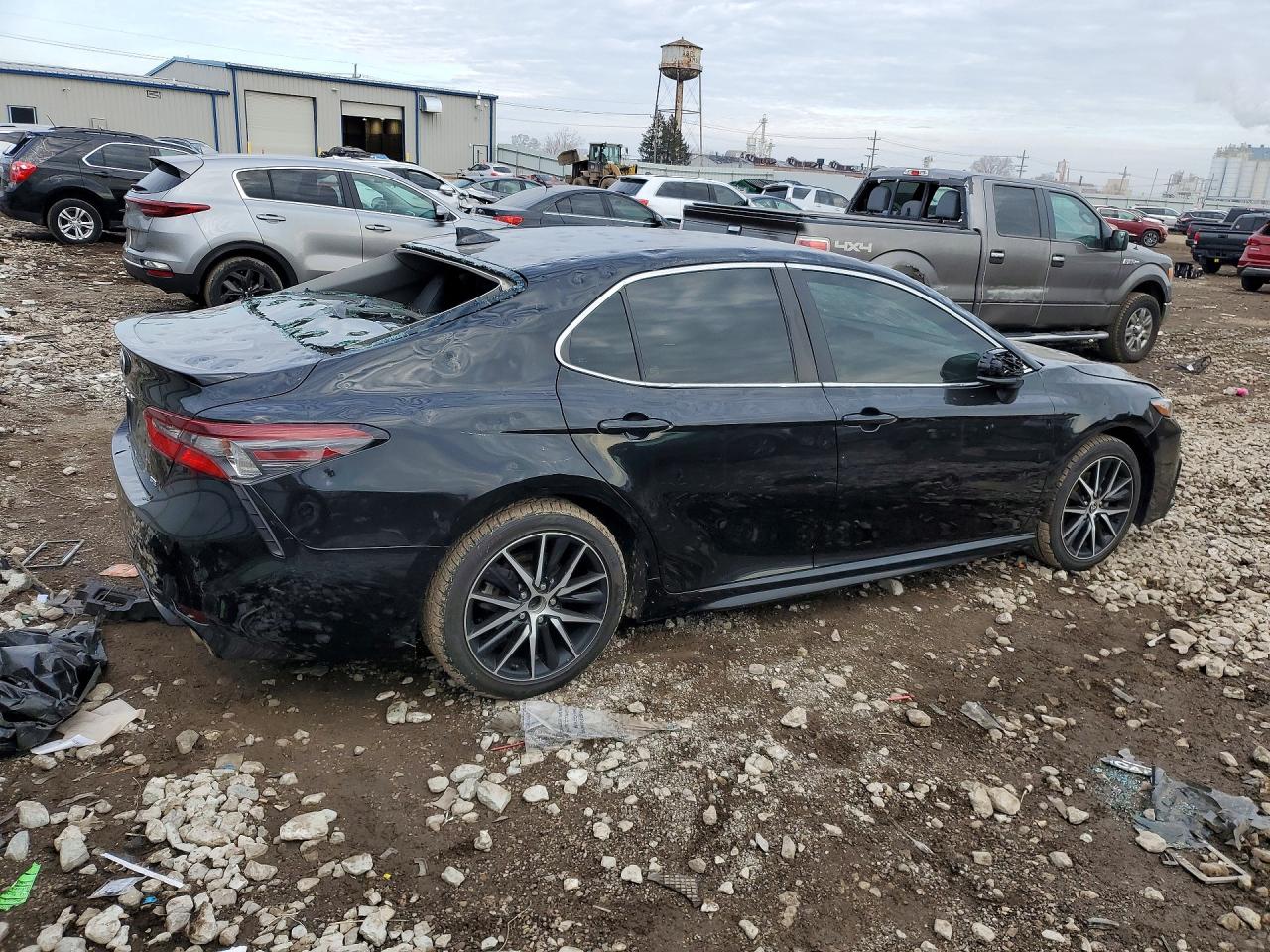2021 TOYOTA CAMRY SE photo 3