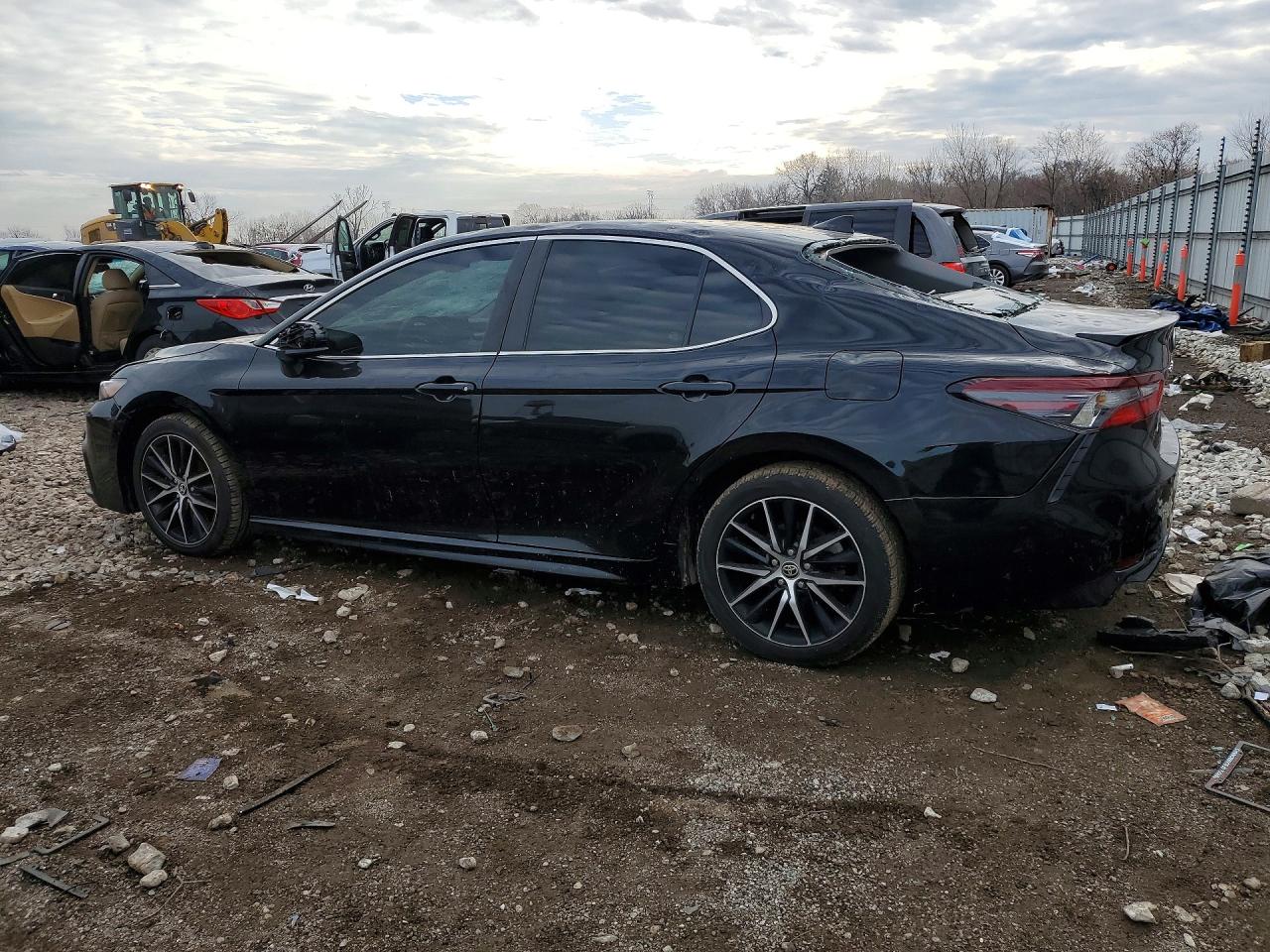 2021 TOYOTA CAMRY SE photo 2