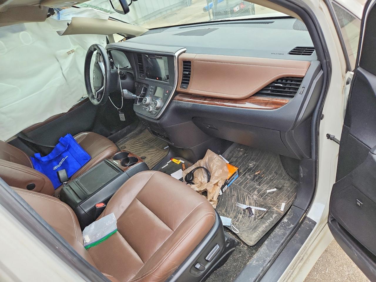 2015 TOYOTA SIENNA LIMITED PREMIUM 7-PASSENGER photo 8