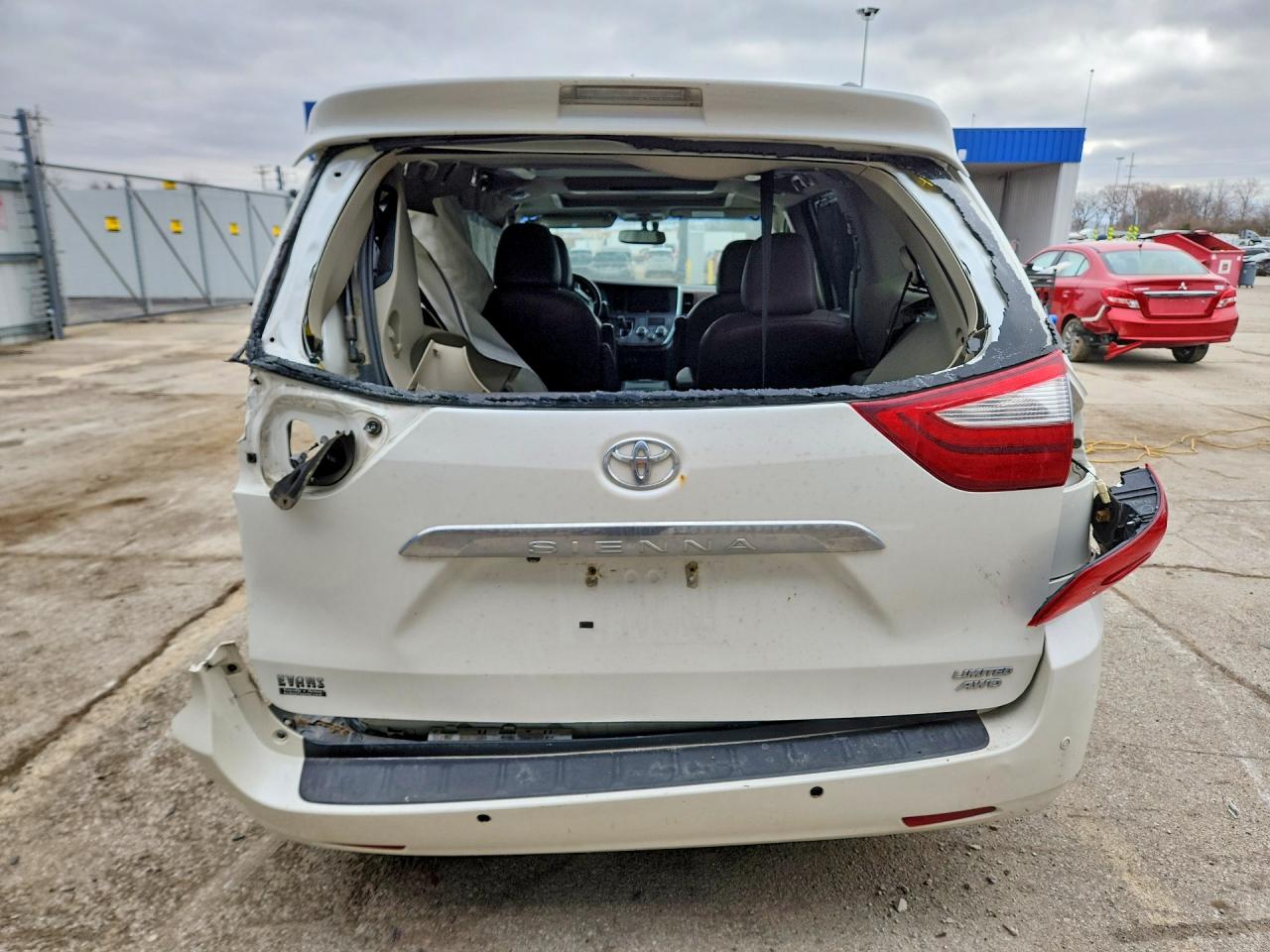2015 TOYOTA SIENNA LIMITED PREMIUM 7-PASSENGER photo 6