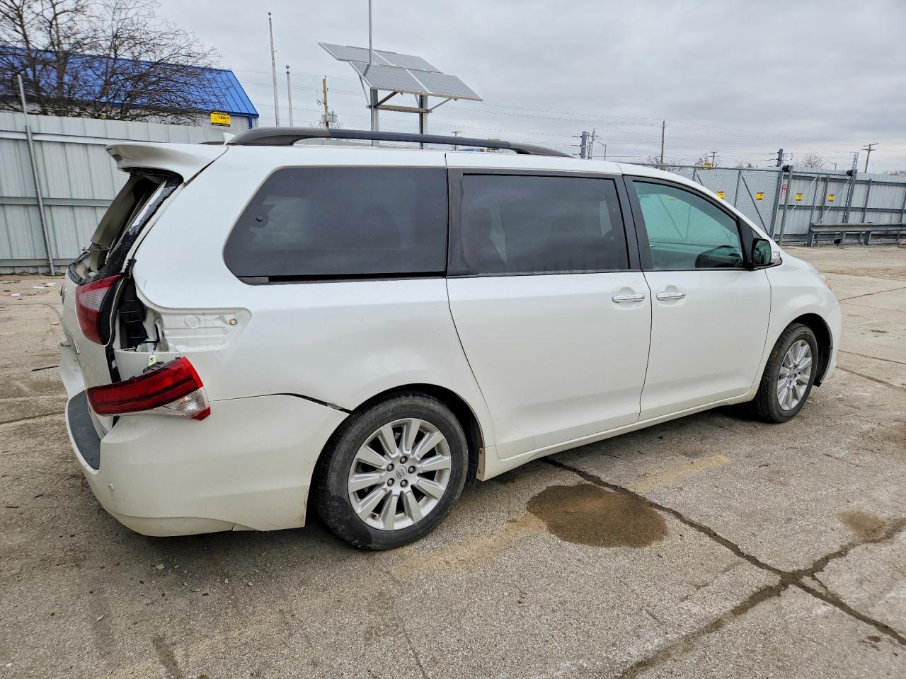 2015 TOYOTA SIENNA LIMITED PREMIUM 7-PASSENGER photo 3