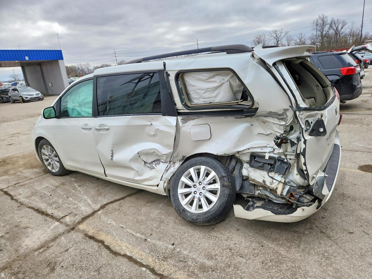 2015 TOYOTA SIENNA LIMITED PREMIUM 7-PASSENGER photo 2