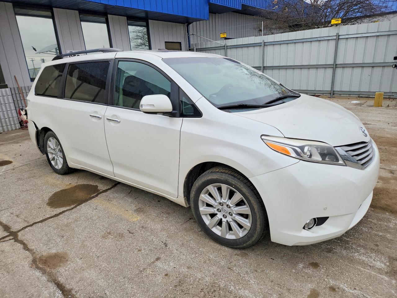 2015 TOYOTA SIENNA LIMITED PREMIUM 7-PASSENGER photo 4
