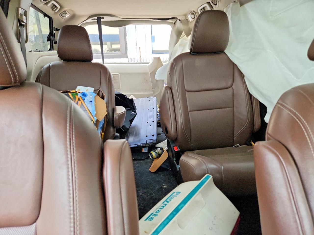 2015 TOYOTA SIENNA LIMITED PREMIUM 7-PASSENGER photo 10