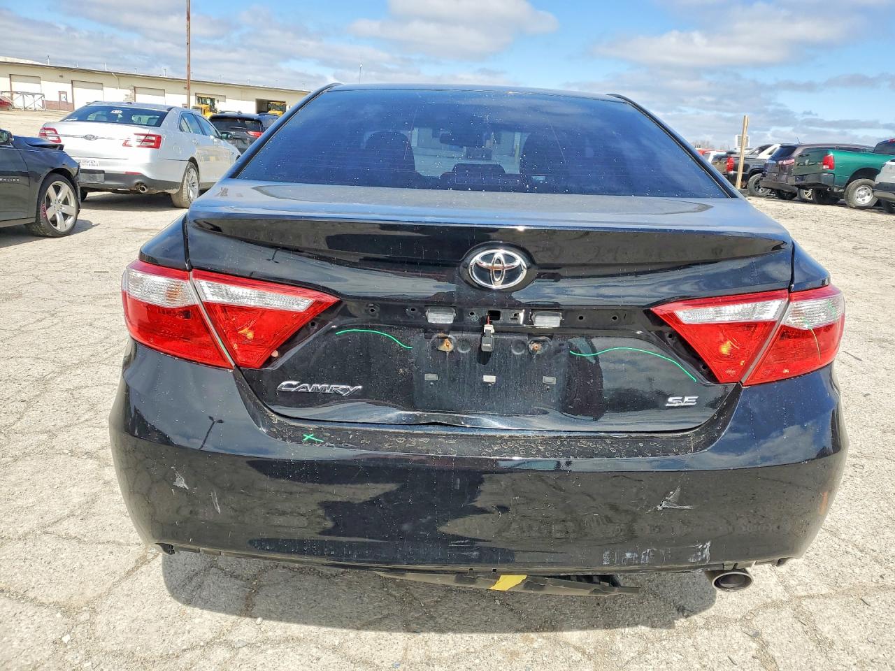 2016 TOYOTA CAMRY SE photo 11