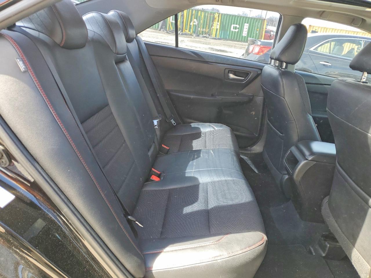 2016 TOYOTA CAMRY SE photo 19