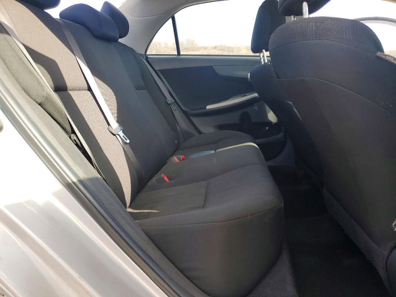 2011 TOYOTA COROLLA S photo 28