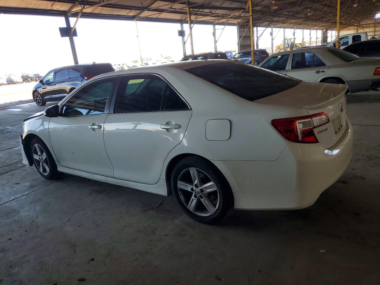 2013 TOYOTA CAMRY SE photo 2