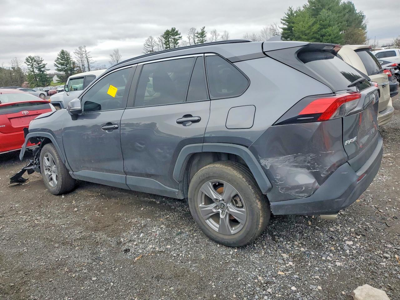 2022 TOYOTA RAV4 XLE photo 3