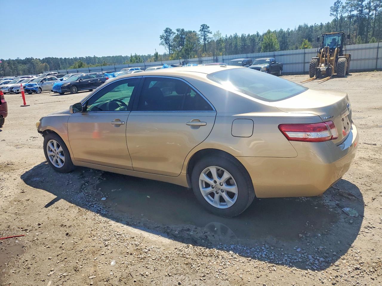 2010 TOYOTA CAMRY LE photo 3