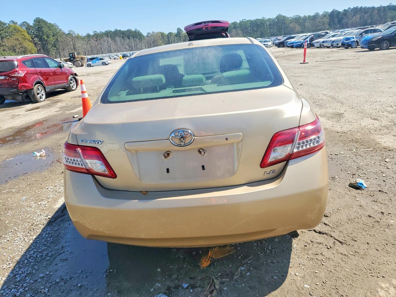 2010 TOYOTA CAMRY LE photo 11