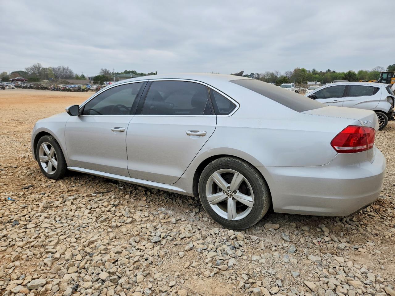 2012 VOLKSWAGEN PASSAT SE photo 3