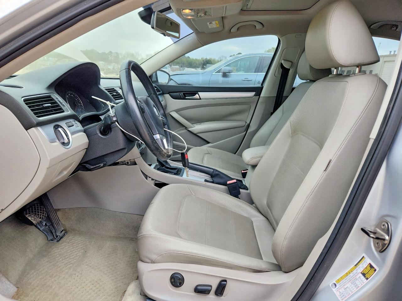 2012 VOLKSWAGEN PASSAT SE photo 13