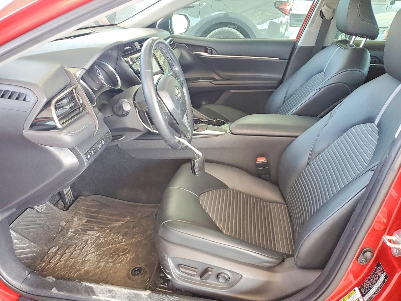 2020 TOYOTA CAMRY SE photo 7