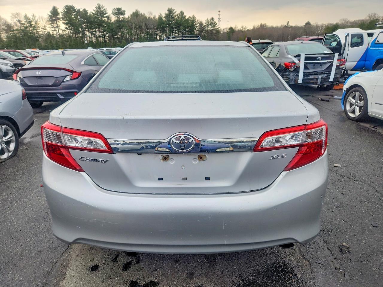 2012 TOYOTA CAMRY XLE photo 16