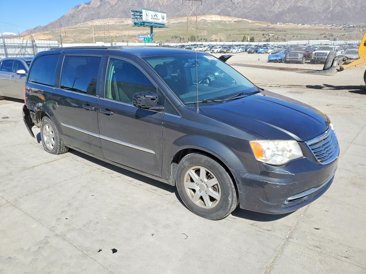 2012 CHRYSLER TOWN & COUNTRY TOURING photo 4