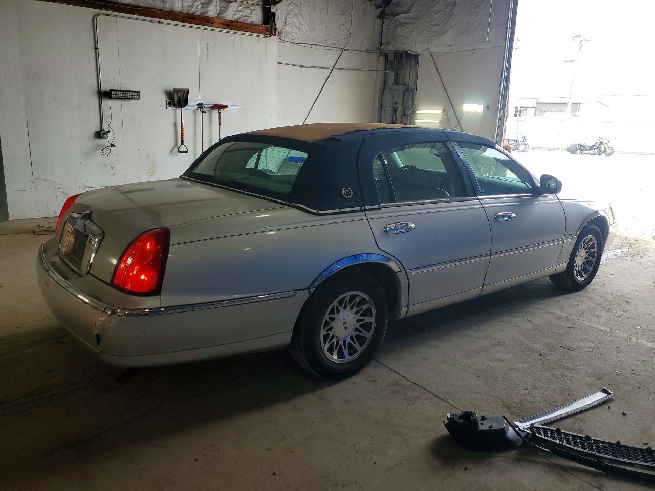 2001 LINCOLN TOWN CAR SIGNATURE photo 5