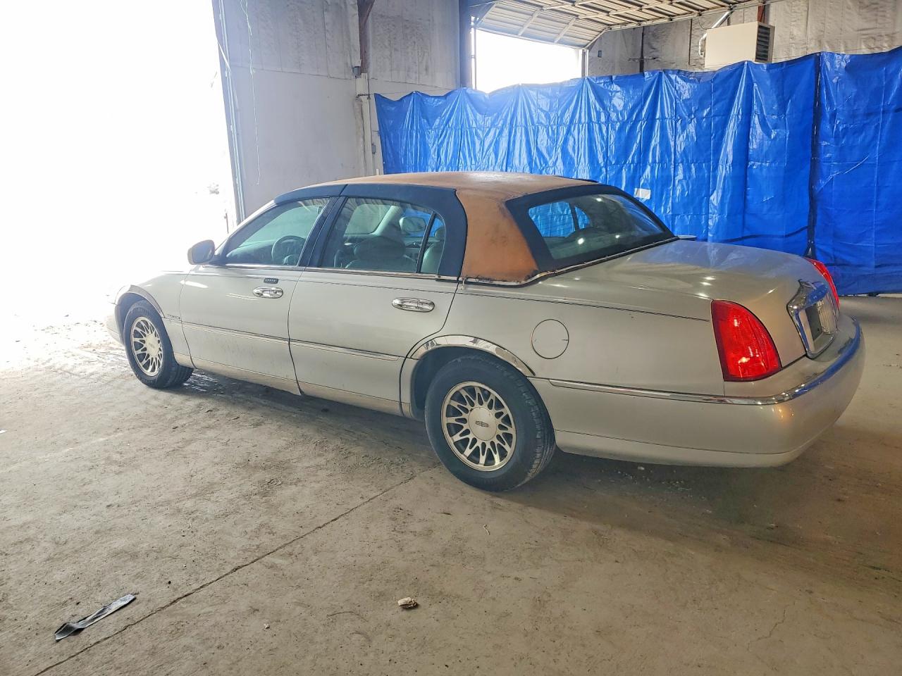 2001 LINCOLN TOWN CAR SIGNATURE photo 3