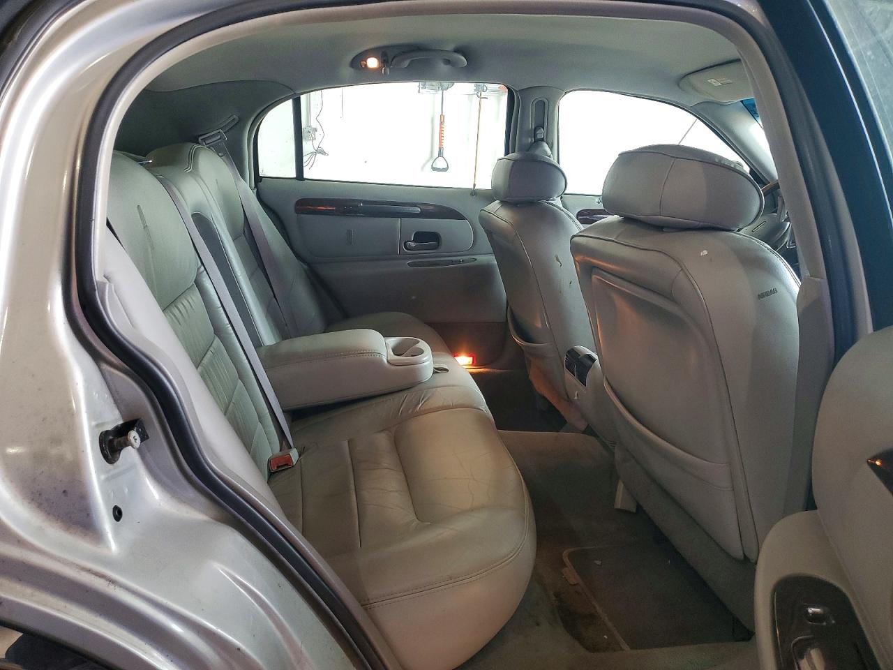 2001 LINCOLN TOWN CAR SIGNATURE photo 19