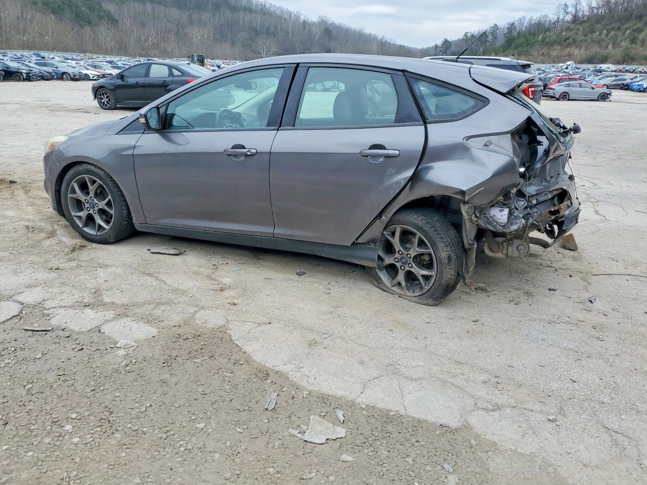 2014 FORD FOCUS SE photo 2