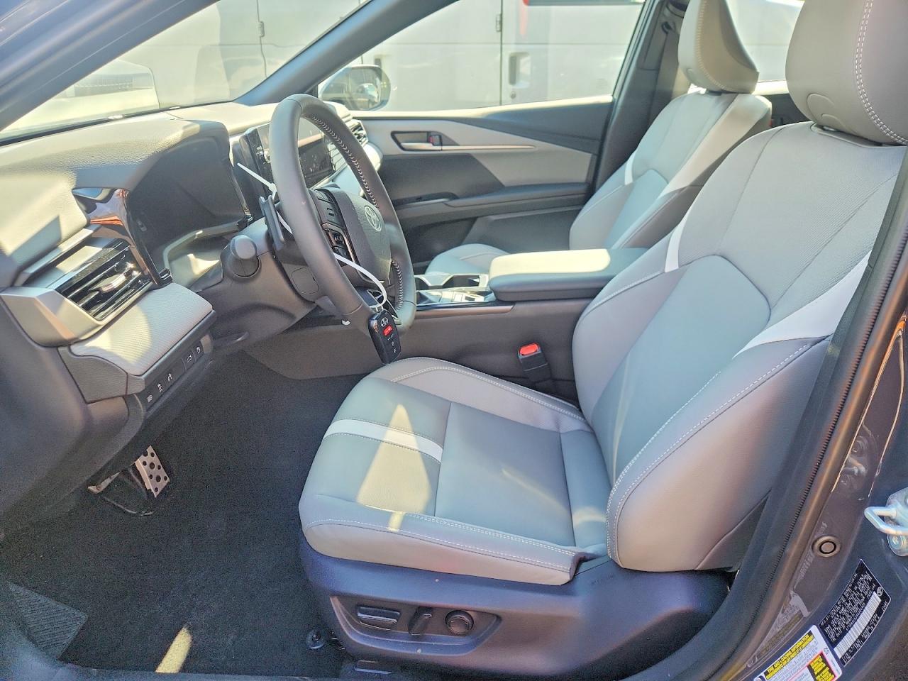 2025 TOYOTA CAMRY SE photo 25