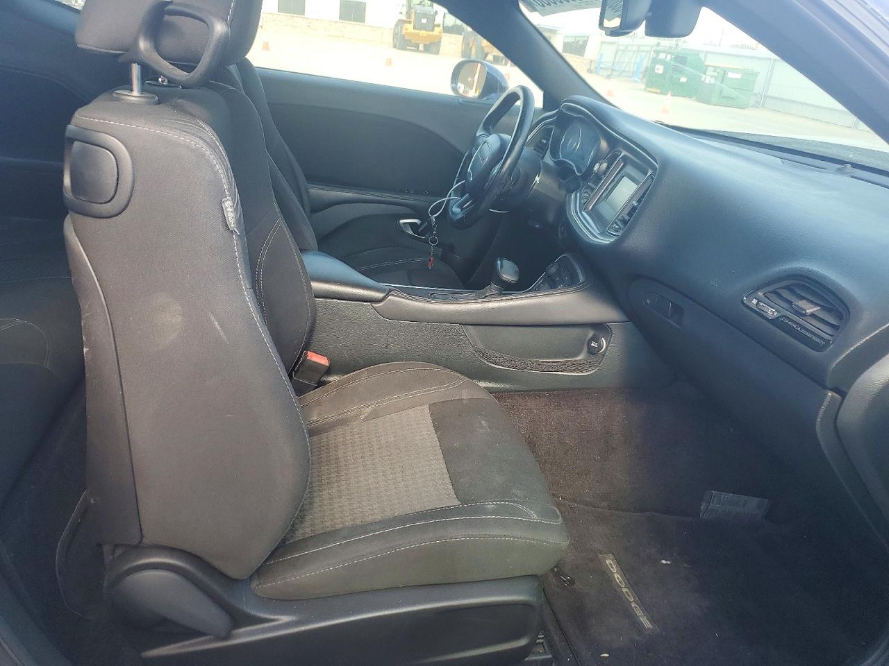 2016 DODGE CHALLENGER SXT photo 10