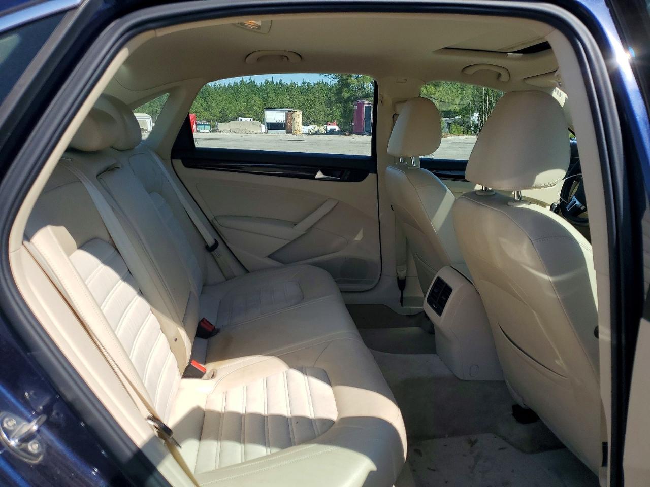 2015 VOLKSWAGEN PASSAT photo 10