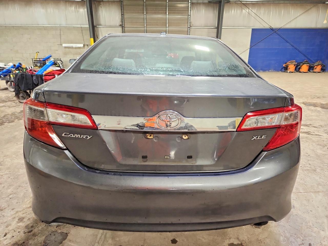 2012 TOYOTA CAMRY XLE photo 16