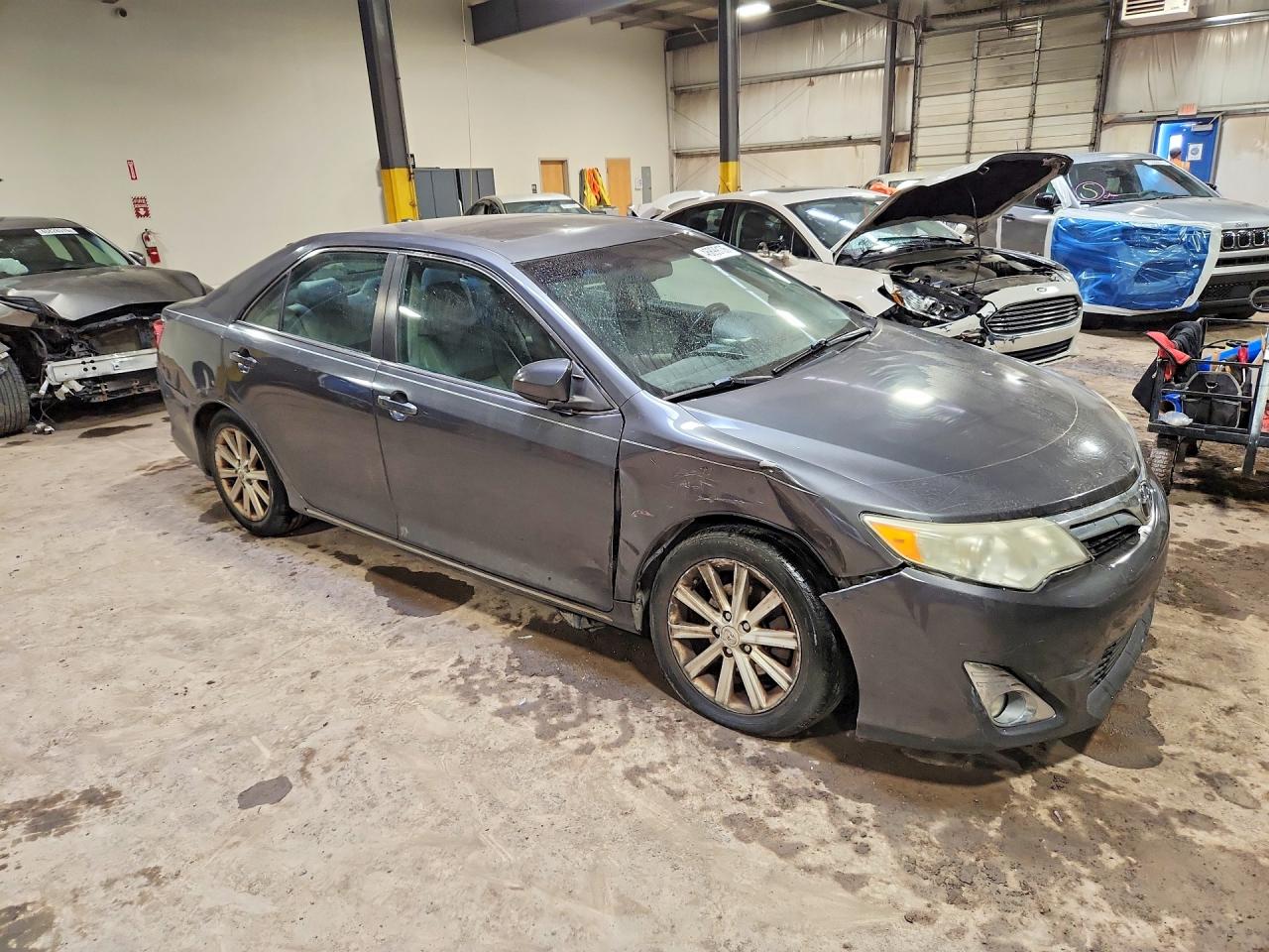 2012 TOYOTA CAMRY XLE photo 10