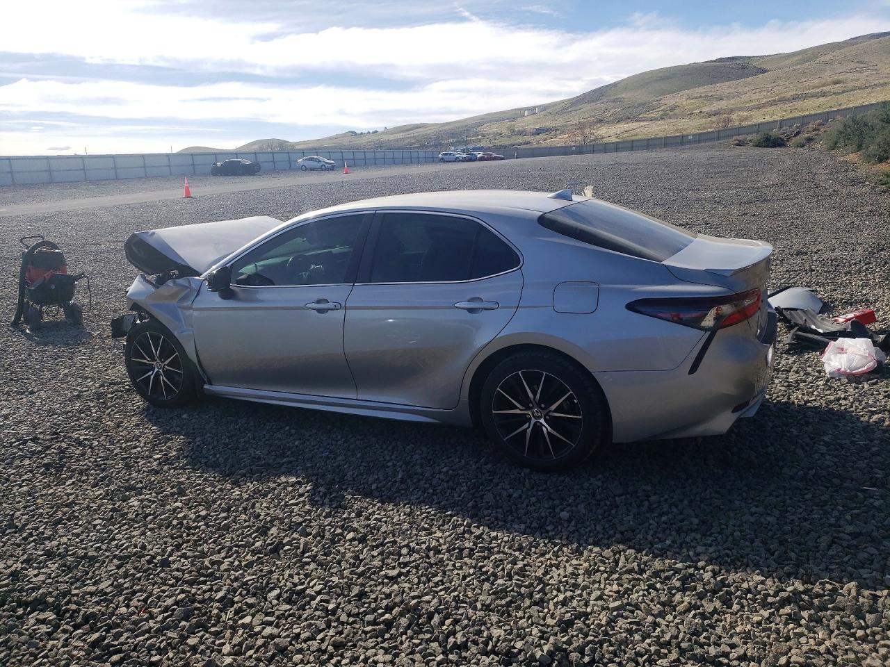 2022 TOYOTA CAMRY SE photo 3