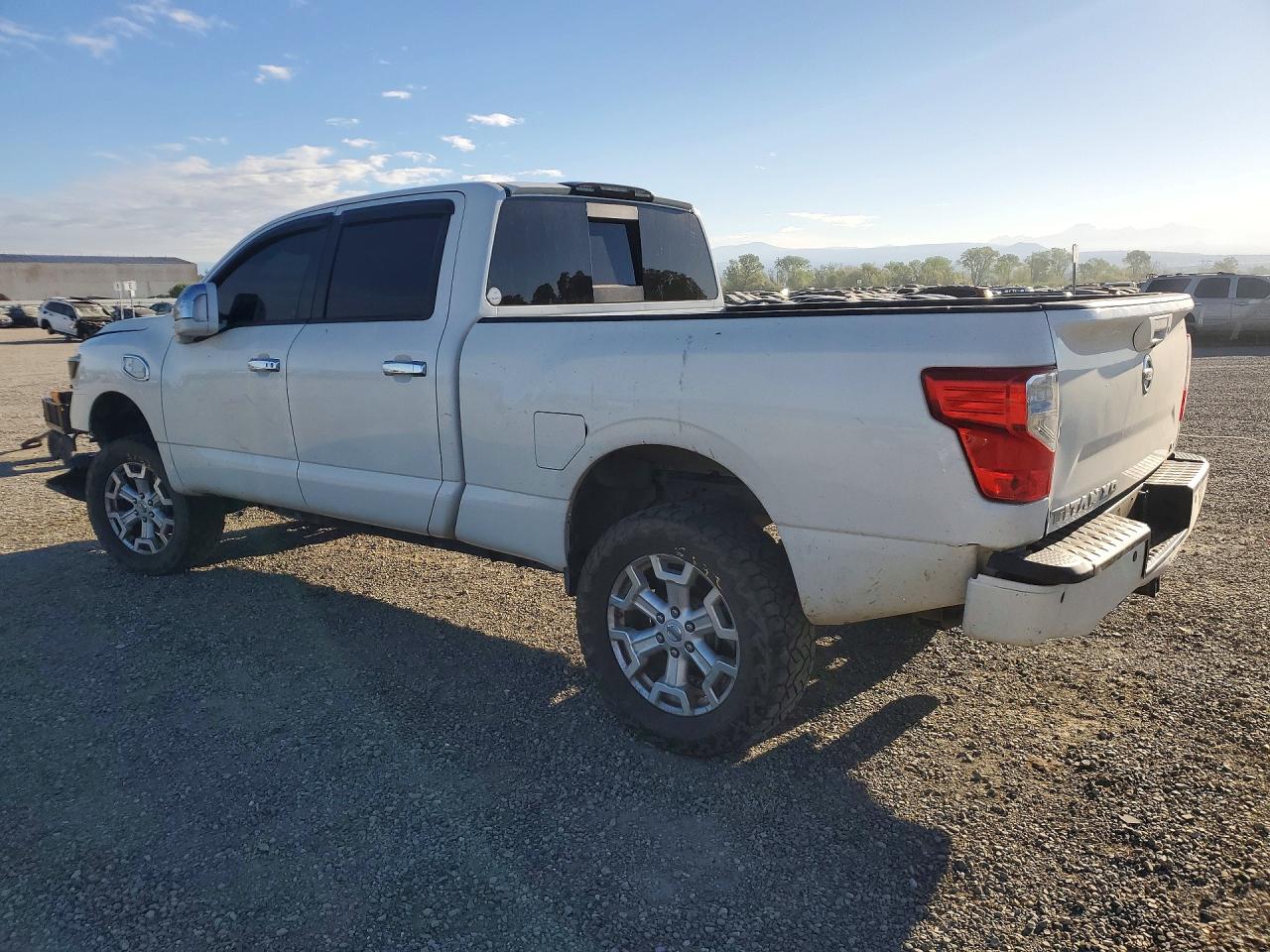 2017 NISSAN TITAN XD SL photo 4