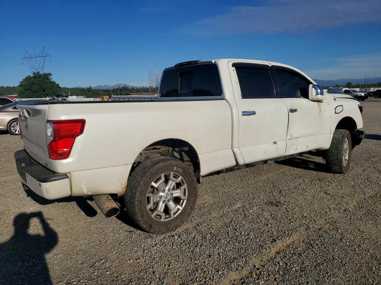 2017 NISSAN TITAN XD SL photo 7