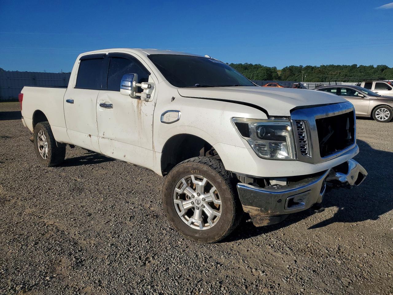 2017 NISSAN TITAN XD SL photo 10