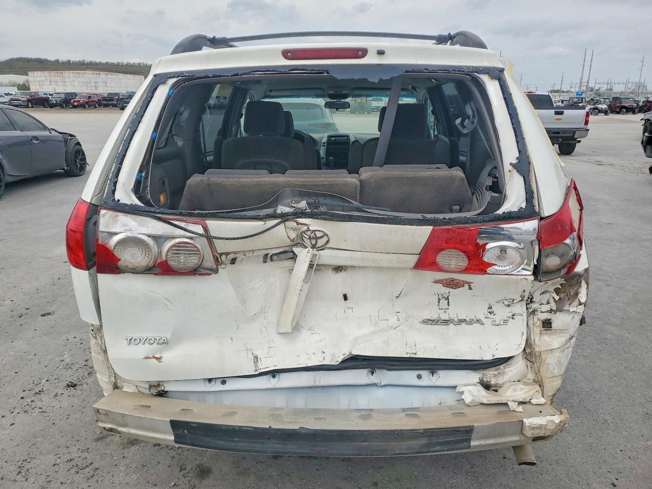 2006 TOYOTA SIENNA LE 7 PASSENGER photo 16