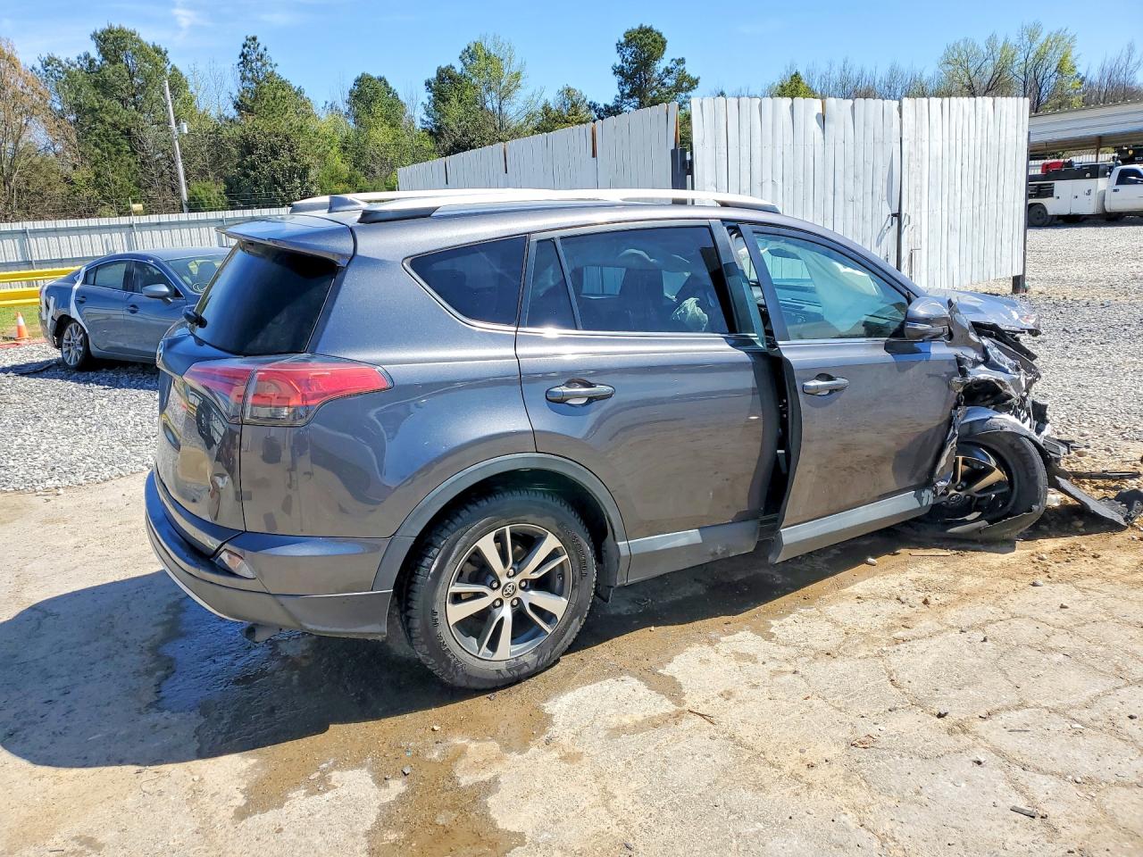 2016 TOYOTA RAV4 XLE photo 5