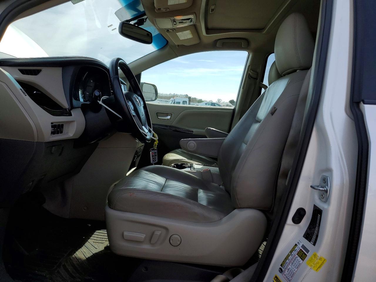 2016 TOYOTA SIENNA XLE 7-PASSENGER photo 13