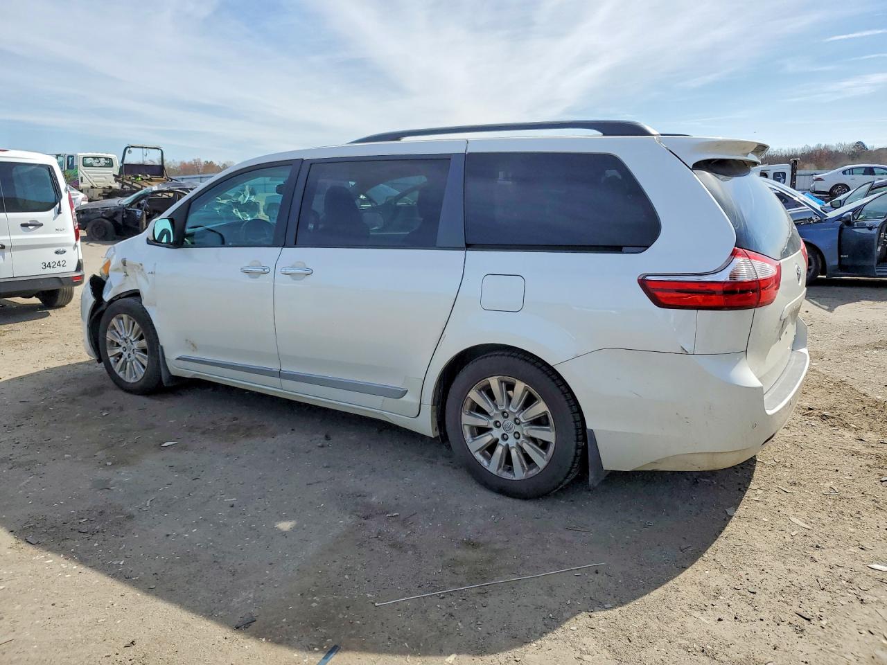 2016 TOYOTA SIENNA XLE 7-PASSENGER photo 3