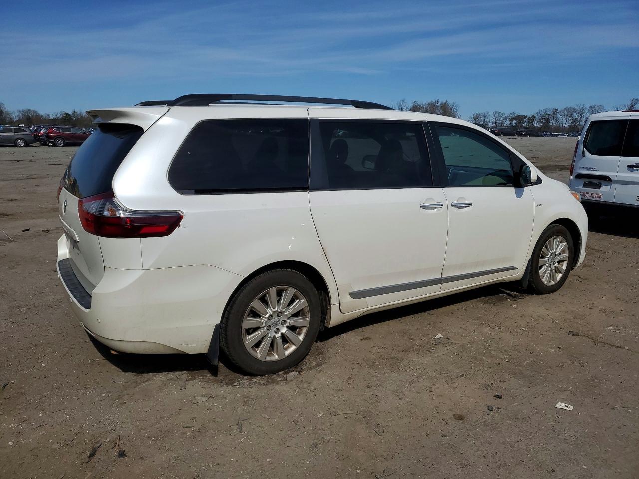 2016 TOYOTA SIENNA XLE 7-PASSENGER photo 5